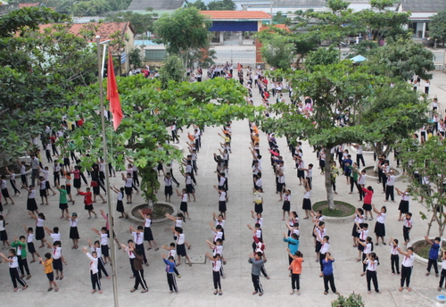 Học sinh các trường tập dân vũ trong giờ thể dục giữa giờ